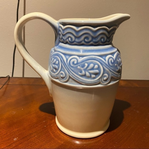 Longaberger American Craft
Cornflower Blue 40oz Pitcher - Picture 9 of 9